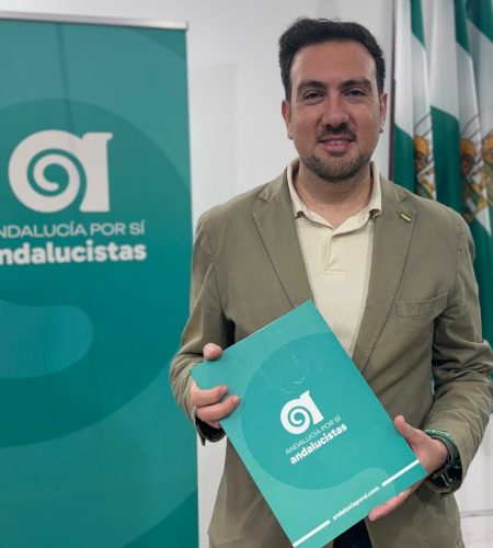 Christopher-Rivas-tras-presentar-publicamente-la-ILM-en-defensa-del-Habla-Andalucia